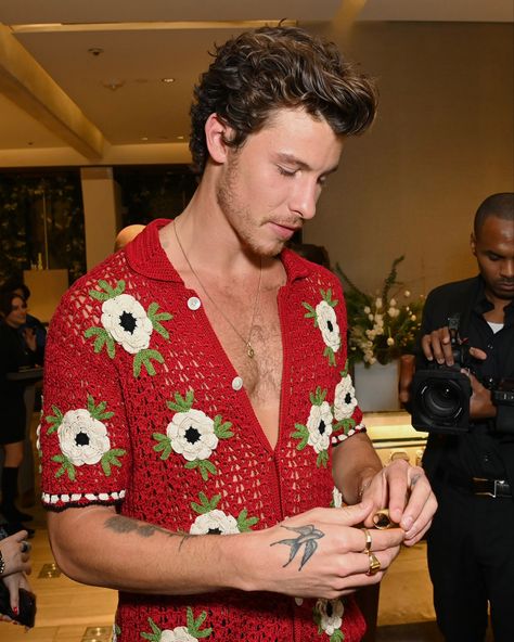 Shawn at a David Yurman event 11/16/23 Crochet Male, Shawn Mendes Wallpaper, Male Celebrities, Alan Walker, Famous Singers, Crochet Shirt, Hot Outfits, Shawn Mendes, Muscle Men