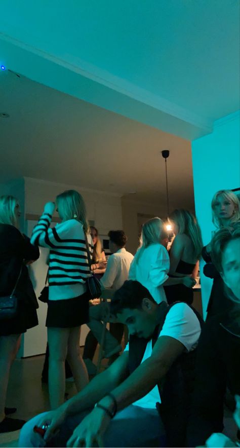 Chill House Party Aesthetic, Party House Aesthetic, Chill Parents, House Party Snaps, House Party Aesthetic, Party Snap, Party Vibe, Red Led Lights, Snap Friends