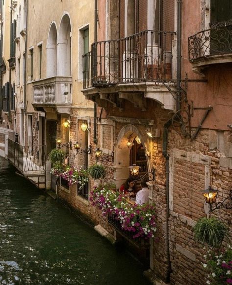 Italy Vibes, Living In Italy, Italy Aesthetic, Euro Summer, Italian Summer, Northern Italy, City Aesthetic, European Summer, Pretty Places