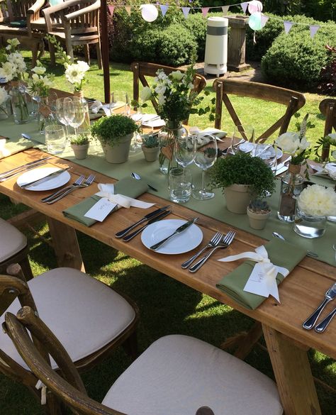 Table Decor Garden Party, Garden Party Table Setting Outdoor, Lunch Decorations Table Simple, Garden Party Table Decor Simple, Garden Table Setting Ideas, Garden Theme Table Setting, Table Setting Ideas For Birthday Party, Birthday Lunch Decor Table Settings, Green Theme Party Decorations