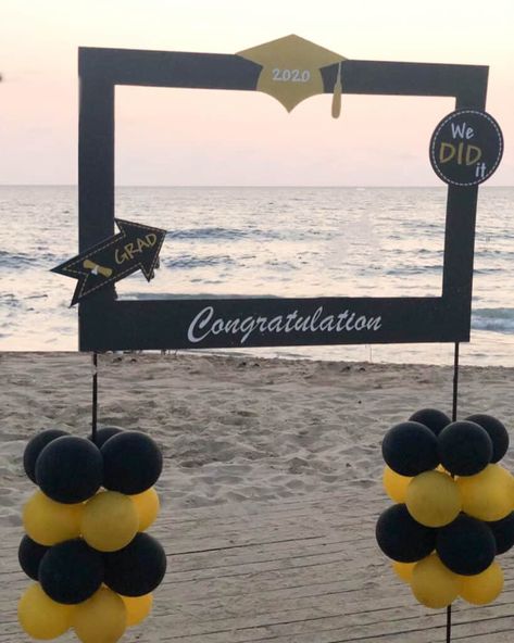 30 Insanely Cute Graduation Party Themes You Will Want to Recreate Last Day Of School Party, Farewell Party Decorations, Farewell Decorations, High School Graduation Party Ideas, Graduation Party Table, Graduation Photo Booth, Outdoor Graduation, Graduation Dinner, Formal Ideas