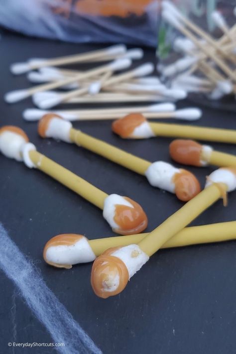 Dirty Earwax Q-Tips Halloween Treats Robert Redford Dessert, Chocolate Lush, Quick Halloween Treats, Gross Halloween Foods, Marshmallow Halloween, Halloween Potluck, Halloween Finger Foods, Creepy Food, Pecan Crust