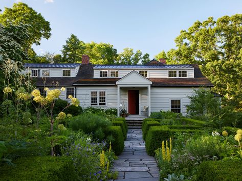 Rita Konig's design for longtime friend Deborah Needleman's upstate New York cottage Rita Konig Interiors, New York Cottage, Cheap Ottomans, Rita Konig, Inspirational Homes, Robert Kime, Domino Magazine, Old Fireplace, Nina Campbell