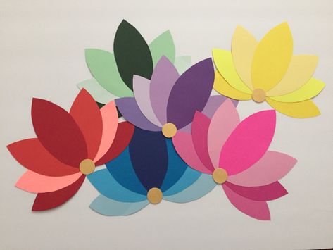 Craft Paper Wall Decor, Paper Art Craft Wall Decor, Lotus Craft Ideas, Lotus Flower Paper Craft, How To Make Lotus With Paper, Paper Lotus Diy, Lotus Paper Craft, Lotus Decoration Ideas, Lotus Flower Craft