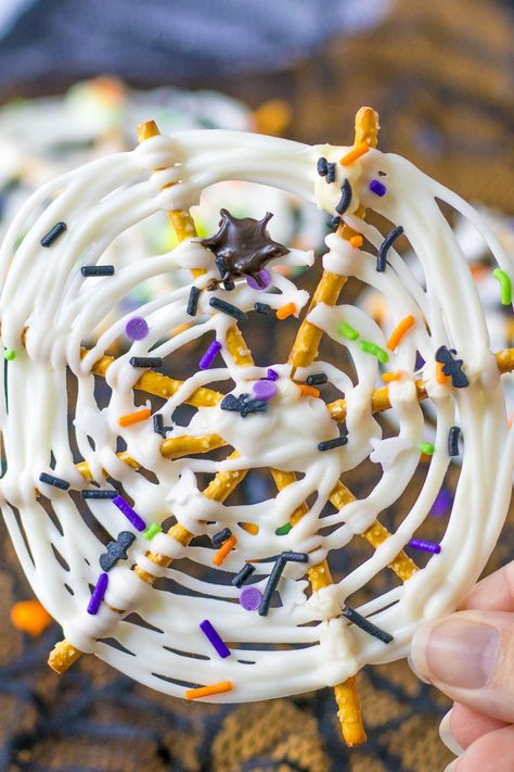 Spider Pretzels Easy Halloween, Spider Web Chocolate Covered Pretzels, Halloween Pretzel Spider Web, Chocolate Spider Web Pretzels, White Chocolate Spider Webs, Pretzel Stick Spider Webs, Chocolate Pretzel Spider Webs, Spider Web Pretzels White Chocolate, Pretzel Spider Web Halloween Treats