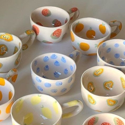 Ceramic Pots Painting Ideas, Simple Painted Pottery Ideas, Ceramic Pottery Mugs Design, Fruit Ceramic Mug, Cool Mug Designs Ceramics, Mug Diy Painted, Cute Mugs Pottery, Painting Ideas On Mugs, Fruit Ceramic Painting