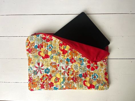 Tuto Couture : la pochette pour tablette ou ordinateur portable Diy Trousse, Couture Sewing, Diy Couture, Do It, Ipad, Couture, Sewing