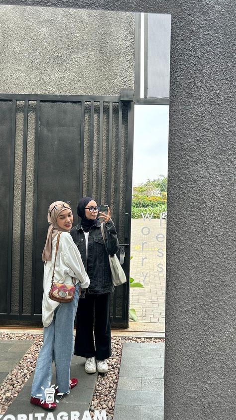 #mirror #ootd #kemeja #denim #jeans #flatshoe #slingbag #oversize #pashmina #hijabootd Ootd Mirror Selfie, Mirror Selfie Idea, Ootd Mirror, Mirror Ootd, Kemeja Denim, Denim Jeans, Outfit Ideas, Ootd, Mirror Selfie