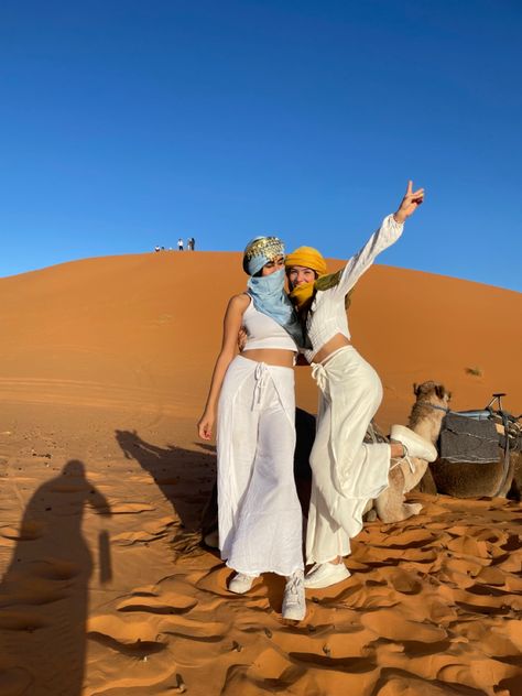 Marruecos
Amigas
Viaje Morroco Outfits Winter, Sahara Outfit Women, Maroco Style Outfit, Morroco Aesthetic Outfit, Morocco Desert Outfit, Egypt Clothes Women, Egypt Vacation Outfit, Sahara Outfit, Marocco Outfits