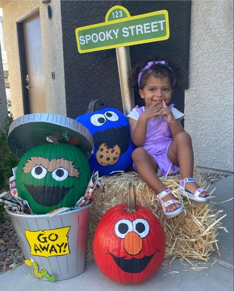 Trunk Or Treat Ideas Sesame Street, Sesame Street Trunk Or Treat Ideas For Cars, Sesame Street Wagon Halloween, Sesame Street Pumpkin Painting Ideas, Sesame Street Pumpkins, Elmo Trunk Or Treat, Sesame Street Trunk Or Treat Ideas, Sesame Street Trunk Or Treat, Sesame Street Halloween Party