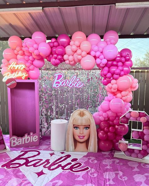 Birthday Party Barbie Theme, Barbie Bar, Barbie Backdrop, Girls Barbie Birthday Party, Birthday Party Barbie, Barbie Decorations, Barbie Bday, Barbie Invitations, Baby First Birthday Themes