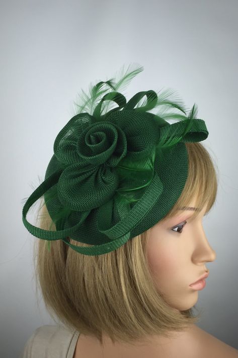 Ascot Ladies Day, Green Fascinator, Fascinator Wedding, Mother Of Groom Dresses, Wedding Fascinators, Green Bottle, Green Hats, Elegant Dresses For Women, African Design Dresses