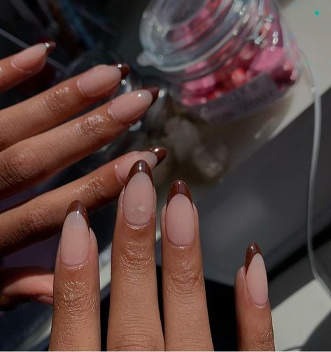 Nails 2023 Trends Brown, Fall Brown Nails With Chrome, Nails Inspo Dark Skin, Brown French Nails Almond, Almond Nails Brown French Tip, Almond Nails On Brown Skin, Almond Nails Designs Black Women, Brown Tip Almond Nails, Chocolate Brown French Tip Nails