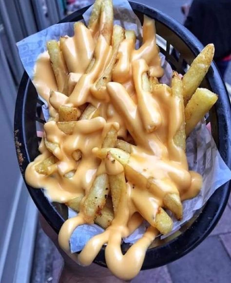 ✧☾ᶠᴼᴸᴸᴼᵂ ᴹᴱ X$Pinterest: @giaaxoo x$ @giaaxoo Cheesy Fries Aesthetic, Friend Fries, Cheesy Fries, London Eats, Läcker Mat, Cheese Fries, Think Food, Food Goals, Food Obsession