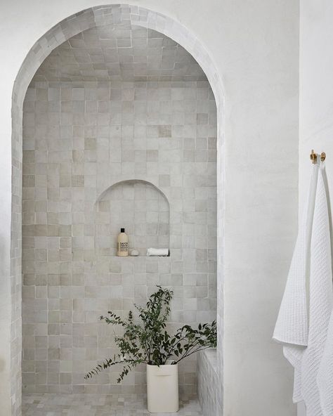 A bathroom for @lauraharrier 🕊 Tile from @Cle 🤎, Tiffany #nightpalm #getclever #archdigest Photographer: @jennapeffley . . . . . . . . .… Bungalow Interiors, Artisan Tiles, Handcrafted Tile, Studio Interior Design, Zellige Tile, Bathroom Trends, Studio Interior, Bathroom Inspo, Decoration Inspiration