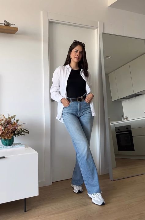 Basic Wide Leg Jeans Outfit, Casual Office Outfits Women Summer Jeans, Wide Leg Light Jeans Outfit, Office Outfits Women Casual, Outfits Juvenil, Wide Leg Jeans Outfit, Simple Style Outfits, Office Casual Outfit, Professional Outfits Women