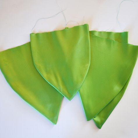 Sew a Tinkerbell Skirt & Top by The DIY Mommy--could be adapted to Fawn Tinkerbell Costume Kids, Diy Tinkerbell Costume, Fairy Costume Diy, Tinkerbell Costume, Diy Mommy, Disney Costume, Diy Kostüm, Girls Frock Design, Kids Fashion Dress