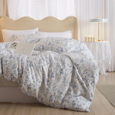 PRICES MAY VARY. Aesthetic Floral Pattern Comforter Set: Garden style boho floral white comforter set with chic blue botanical flowers leaves print pattern, easily coordinates with various home decors especially perfect for cottage core decor style, add aesthetic and nice sophistication to any bedroom or guest room. The vibrant floral pattern comforter set brings an elegant touch and a botanical vibe to your sleeping space. Lightweight Soft Floral Comforter Set: This vintage blue floral comforte Duvet Covers Blue, London Room, Full Size Comforter Sets, Full Size Comforter, Barn Loft, Floral Comforter Sets, Floral Bedding Sets, Flower Duvet, Bedding Comforter