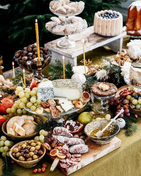 Irene Berni on Instagram: "Fine my Christmas grazing table on #cook today with @corriere ~ oggi trovate il mio buffet di Natale su #cook in edicola con il @cucina_corriere." Easy Grazing Table, Buffet Wedding Table Setting, Christmas Buffet Table Decor, Christmas Grazing Table, Christmas Party Buffet, Christmas Buffet Table, Xmas Appetizers, Picnic Business, Graze Board