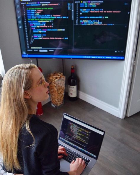 Programmer Girl, Computer Science Women, Coder Girl, Comp Sci, Software Programmer, Computer Science Programming, Science Girl, Pc Photo, Tech Aesthetic