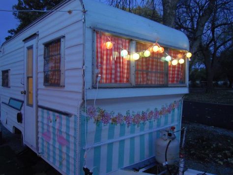 Pretty painted trailer Trailer Home Exterior, Girly Camping, Trailer Decor, Trailer Life, Vintage Caravans, Camper Caravan, Trailer Home, Vintage Travel Trailers, Trailer Remodel