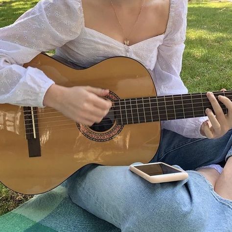 Guitar Obsession, Guitar Girl, Feed Insta, Foto Tips, I'm With The Band, Taylor Swift Album, Foto Ideas Instagram, Girls Play, Music Aesthetic