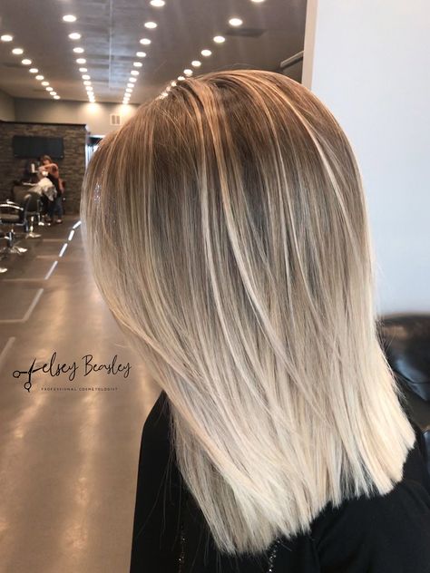 Babylights and Balayage with a shadow root! Creates a seamless ombré effect! Beige blonde ❤️ Shadow Root Straight Hair, Balayage On Short Straight Hair, Ice Blonde Balayage Short Hair, Ombre Roots Blonde, Lived In Blonde Balayage Straight Hair, Root Smudge Straight Hair, Blonde Balayage Short Straight Hair, Ash Blonde Shadow Root Balayage, Short Blonde Balayage Straight