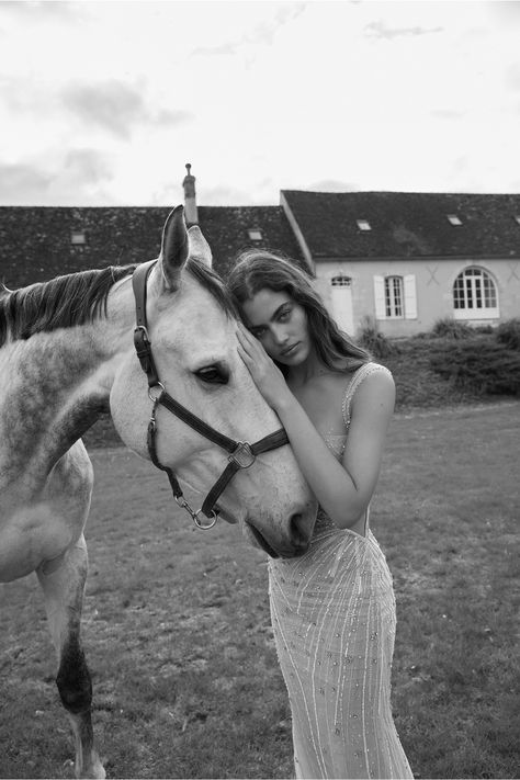 Equestrian Photoshoot, Horse Photoshoot Ideas, Liz Martinez, Horse Photography Poses, Western Photoshoot, Beautiful Photoshoot Ideas, Horse Inspiration, Horse Aesthetic, Bridal Consultant