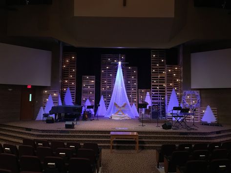 Stage Set Design Christmas, How To Decorate Church For Christmas, Pulpit Christmas Decorations, Christmas Play Stage Design, Tree Stage Design, Church Christmas Decorations Stage, Christmas Stage Design Church, Stage Wedding Decorations, Church Christmas Decorations Lobby