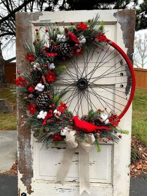 Wheel Wreath Ideas, Bicycle Wheel Decor, Bicycle Wheel Wreath, Wheel Crafts, Wheel Wreath, Holiday Wreaths Diy, Wheel Decor, Door Wreaths Diy, Bicycle Wheel