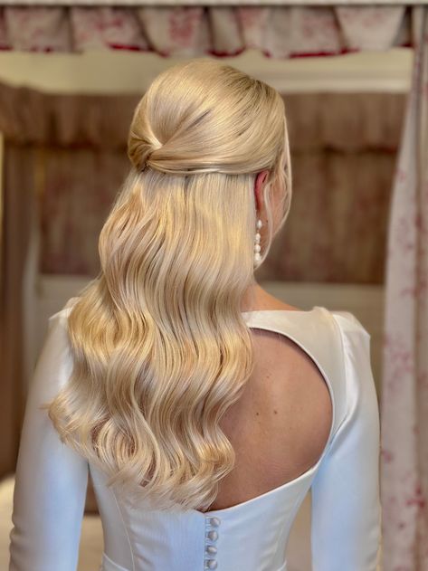 Smooth hollywood waves pulled back into a classic half up half down style 

The perfect style for modern or traditional brides to be!

#halfuphalfdown #bridalhairstyle #suzannenevillebride #hollywoodwave #softwavehairstyle #weddinghairstyles Holly Wood Wave, Classic Half Up Half Down Wedding Hair, Simple Classic Wedding Hair, Bridesmaid Hairstyles With Pearls, 2025 Bridal Hair, Half Up Half Down Wedding Hair Pearls, Hollywood Waves Wedding Hair With Veil, Old Money Bridal Hair, Half Up Half Down Hollywood Waves