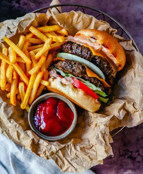 Classic All-American Cheeseburger with Cheddar Cheese and topped with burger sauce, lettuce, tomatoes, and onion. How to make the best homemade grilled cheeseburger...just like the In-N-Out Double-Double! Best Chicken Marinade, Modern Honey, Gourmet Hot Dogs, Cheeseburger Recipe, Roasted Jalapeno, Chicken Marinade Recipes, Chewy Sugar Cookies, Cheesecake Cupcakes, Homemade Burgers