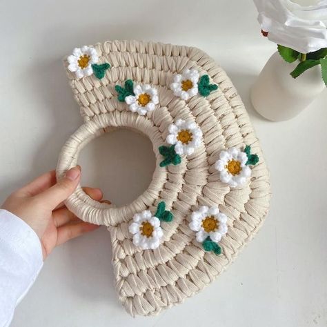 www.Bepatterns.com free crochet purse patterns 2022 crochet patterns https://www.youtube.com/watch?v=-NUafouuLPo&t=1s Amigurumi Daisy, Crochet Bag Pattern Free, Crochet Business, Kawaii Crochet, Crochet Handbags Patterns, Crochet Fall, Crochet Pumpkin, Crochet Purse Patterns, Quick Crochet