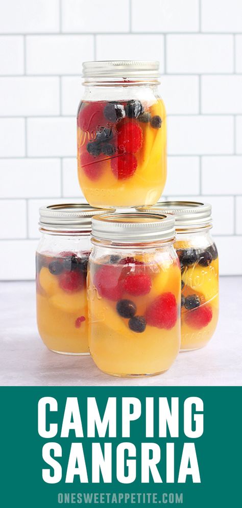 This easy camping sangria recipe is made in a mason jar! Fresh fruit, vodka, and wine combing giving you a perfect camping cocktail! Camping Sangria, Camping Meal Planning, Camping Drinks, Gourmet Burger, Camping Desserts, Camping Snacks, Sangria Recipe, Easy Camping Meals, Campfire Food