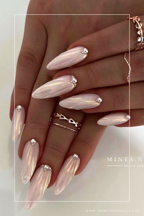 seashell nails chrome Ivory Nails, Seashell Nails, White Chrome Nails, Pink Chrome Nails, Stunning Nails, Nagellack Trends, Chrome Nails Designs, Nail Trend, Almond Nails Designs