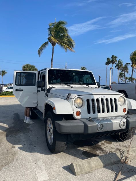 White Jeep Beach, Jeep At The Beach, White Jeep Aesthetic Interior, White Jeep Aesthetic, White Jeep Wrangler Aesthetic, White Jeep Sahara, Beach Car Aesthetic, Jeep Wrangler White, Four Door Jeep