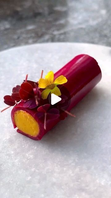 Beetroot Dishes, سلطة البنجر, Fancy Appetizer Recipes, Fancy Food Presentation, Beautiful Food Presentation, Beetroot Recipes, Food Plating Techniques, Gourmet Salad, Fancy Appetizers