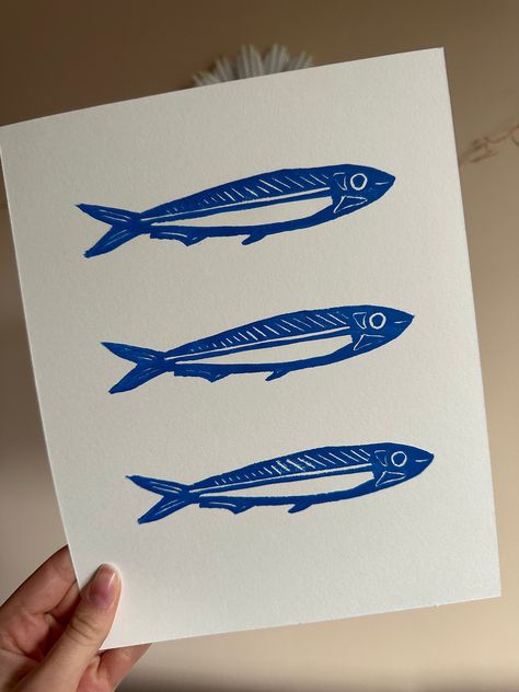 Linocut Cards Handmade, Linocut Fish Print, Portuguese Sardine Tattoo, Cute Fish Drawing Easy, Desert Linocut, Herring Tattoo, Simple Fish Painting, Fine Line Fish Tattoo, Simple Lino Print Ideas