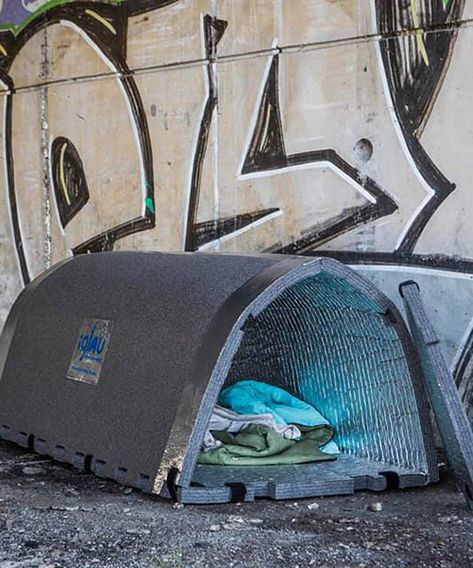 iglou is an insulated, waterproof shelter for homeless people Homeless Shelter Ideas, Shelter For Homeless, 1000 Lifehacks, Emergency Shelter, Survival Life Hacks, Survival Shelter, Homeless Shelter, Homeless People, Survival Life