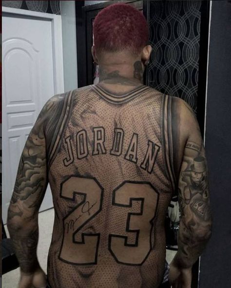 Hombre genera polémica por tatuaje en la espalda del jersey de Jordan Ripped Skin Tattoo, Tattoo Espalda, Shock Mansion, Brian Dawkins, Tattoo Skin, How To Cut Nails, Jordan 23, Streetwear Men Outfits, Women Trends