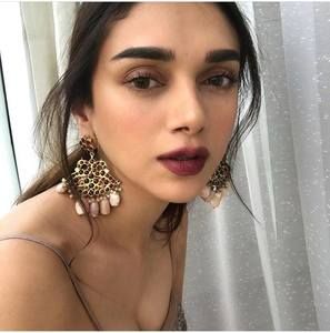 Aditi Rao Hydari Movie Photos, Stills Desi Makeup, Indian Eye Makeup, Ethnic Makeup, Champagne Makeup, Indian Makeup Looks, Bollywood Makeup, Wedding Platters, Lip Shade, Grey Makeup