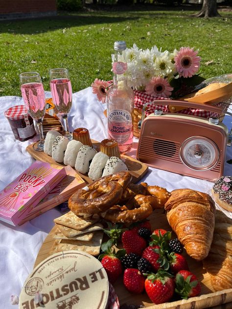 #aesthetic #picnic #cherryblossoms Picnic Date Food, City Party, Picnic Snacks, Aesthetic Picnic, Picnic Birthday Party, Picnic Inspiration, Cute Date Ideas, Picnic Birthday, Picnic Date