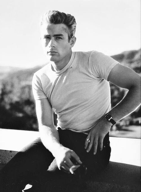 James Dean + White T-Shirt James Dean Style, Jim Stark, James Dean Photos, A Streetcar Named Desire, Jimmy Dean, Workwear Vintage, Marlon Brando, James Dean, Classic Hollywood