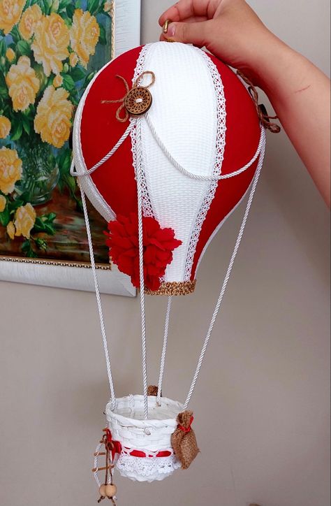 Hot Air Balloon Decorations Diy, Red And White Party, White Party Decor, Hot Air Balloon Clipart, Hot Air Balloon Wedding, Hot Air Balloon Craft, Diy Hot Air Balloons, Balloon Basket, Christmas Balloon Decorations