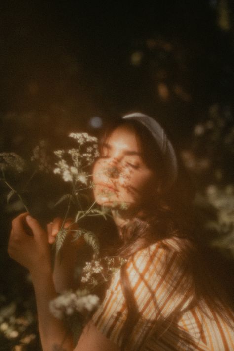 Ethereal Photography, Fairytale Photoshoot, Senior Photoshoot Poses, Spring Photoshoot, Flower Photoshoot, Nature Photoshoot, Ethereal Aesthetic, Dreamy Photography, Pose Fotografi