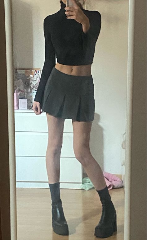 Zara Grey Skirt, Dark Grey Skirt Outfit, Grey Tennis Skirt Outfit, Zara Skort Outfit, Skorts Skirts Outfit, Gray Tennis Skirt Outfit, Grey Mini Skirt Outfit, Grey Skirt Outfit, Grey Tennis Skirt