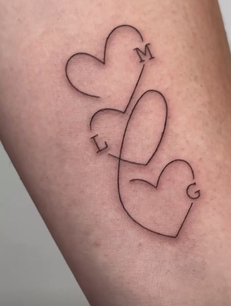 Herz Tattoo Klein, Tiny Wrist Tattoos, Daughter Tattoo, Tattoo Schrift, Cool Wrist Tattoos, Herz Tattoo, Mommy Tattoos, Tasteful Tattoos, Three Hearts