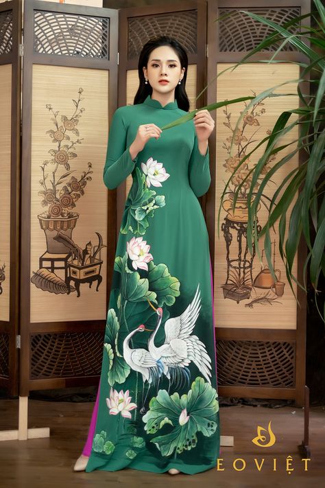 Green Ao Dai, Ao Dai Wedding, Chinese Gown, Mehendi Outfits, Saree Painting, Dress Painting, Fabric Paint Designs, Vietnamese Dress, Long Dress Design