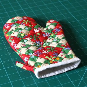 http://www.2uidea.com/category/Oven-Mitts/ Patchwork Oven Mitt by Joanne from Craft Passion Oven Gloves Pattern, Quilted Potholder Pattern, Oven Mittens, Quilted Potholders, Sewing To Sell, Crafts Sewing Projects, Gloves Pattern, Scrap Quilt Patterns, Quilted Gifts