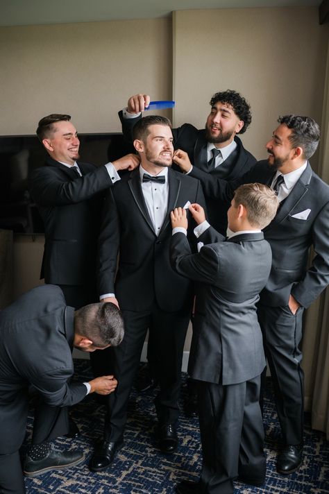 🤵✨ As the big day approaches, don't forget that groom-getting-ready photos 📸 are just as crucial as the bride's! Grooms deserve their spotlight too. These moments before the ceremony can capture truly emotional and fun expressions shared with the best man and family. 🎉 Think about it: the adjusting of the tie, a burst of laughter with the groomsmen, or a quiet contemplation in a beautifully lit room. 🌟 Choosing the right suite for these photos is essential. Consider location 📍 and light 💡 - ... Wedding Pictures Before The Ceremony, Pre Wedding Groomsmen Photos, Groom With Family Photo Ideas, Silly Groomsmen Photos, Groomsmen Getting Ready Pictures Funny, Men’s Getting Ready Wedding, Groom Getting Ready Pictures Photo Ideas, Groom Getting Ready Pictures With Mom, Groom And Groomsmen Getting Ready Photos